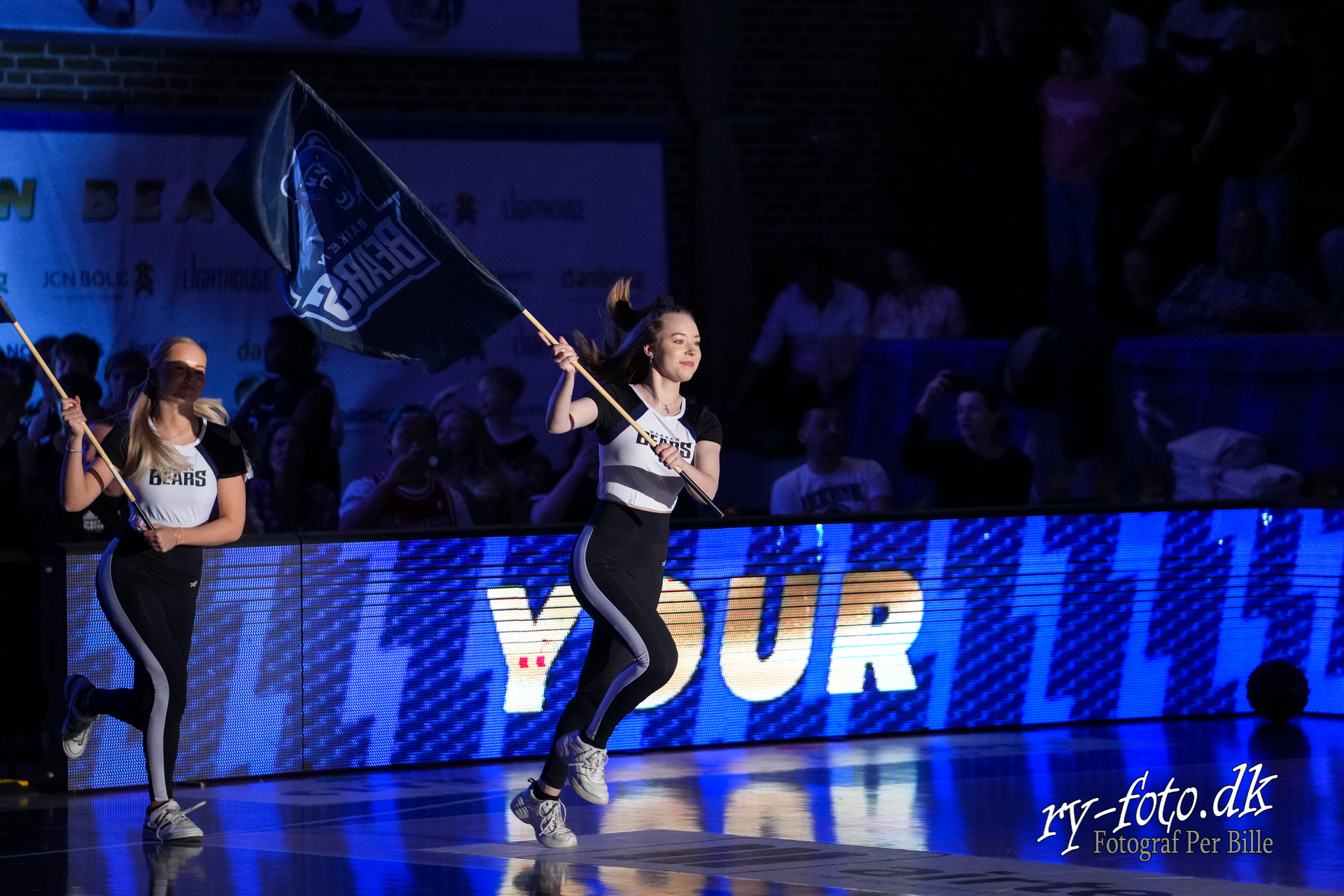 Bears Cheer Team Er Med Til Alle Kampe - Basketball | Bakken Bears ...